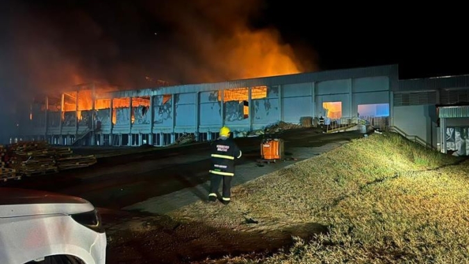 Incêndio de grandes proporções atinge unidade da JBS/Friboi em Diamantino (MT)