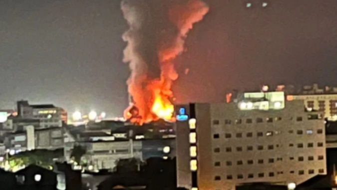 Incêndio de grandes proporções atinge galpões com materiais apreendidos pela Receita Federal em Santos (SP)