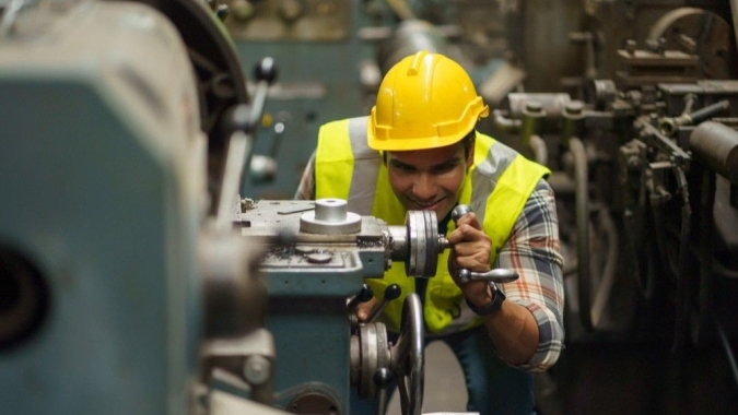 Faturamento da indústria anda de lado em 2025, aponta CNI