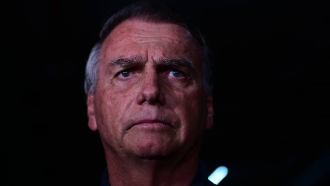 Bolsonaro é internado na UTI com broncopneumonia; médico diz que quadro é grave