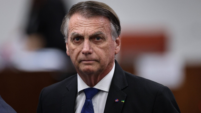 Bolsonaro recebe alta de hospital após cirurgia e retorna para prisão domiciliar