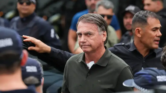 Bolsonaro é preso preventivamente pela PF por decisão de Moraes, que aponta ameaça à ordem pública