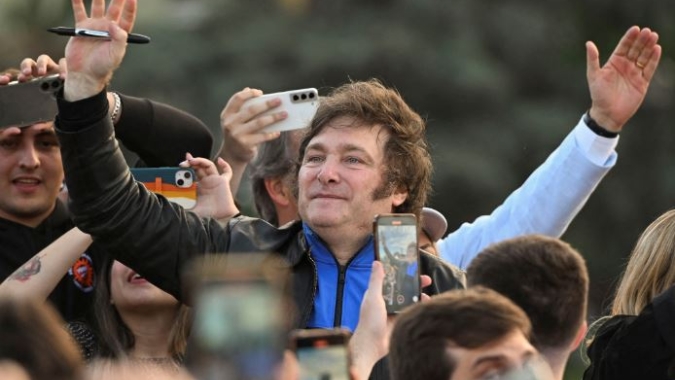 Milei promete nova era política na Argentina após vitória nas eleições