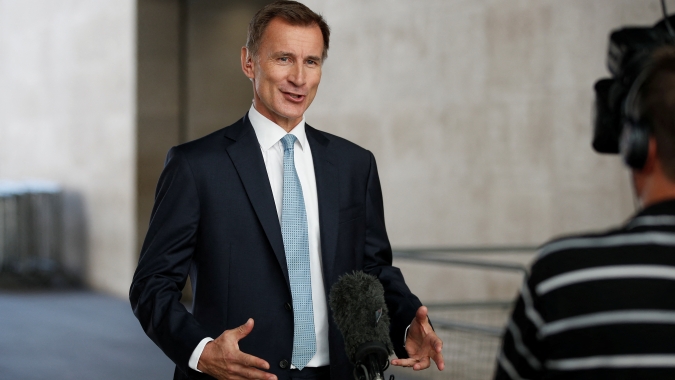 Ministro das Finanças britânico defende aumento de impostos em meio a críticas no partido