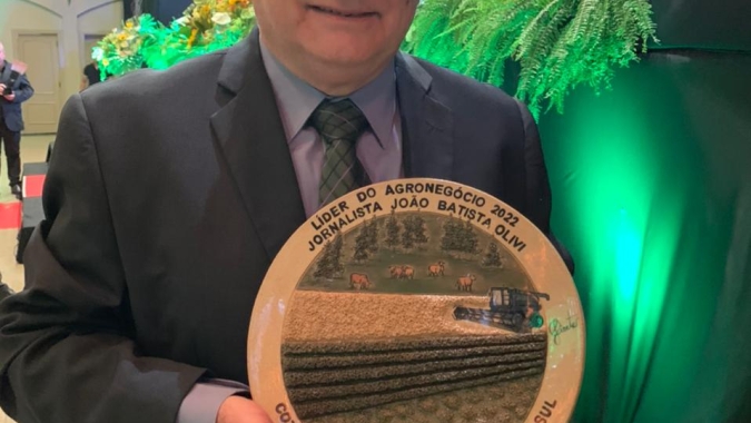 João Batista Olivi é homenageado como liderança do agronegócio durante Expodireto
