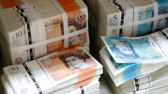 Libra recua a patamar mais baixo contra dólar desde 1985