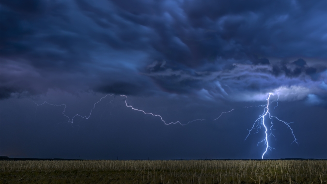 Temporal com milhares de raios acende alerta em Campinas/SP