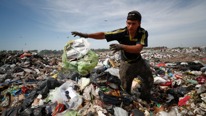 Argentinos sofrem com inflação de 100% e se voltam aos lixões para sobreviver