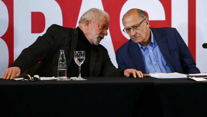 Programa de Lula vê estabilidade de preços como "tarefa prioritária" e se opõe a privatizações