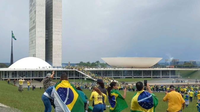 Presidentes do STF e TSE reagem a invasões aos Poderes e falam em punição de "terroristas"
