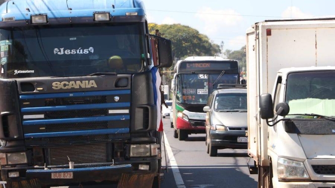 “A passos de tartaruga” caminhoneiros paraguaios protestam contra preço do combustível no país