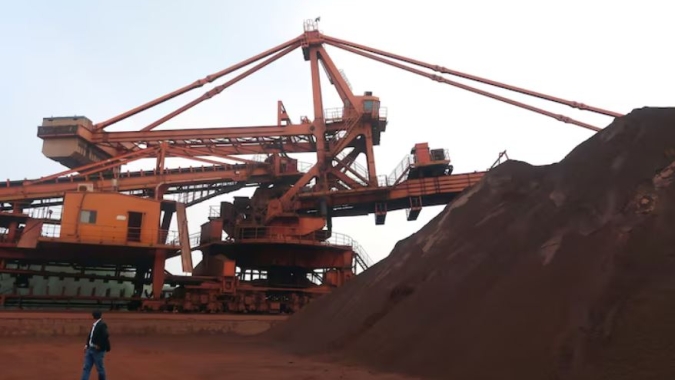 Minério de ferro recua com dados de vendas fracas de automóveis na China