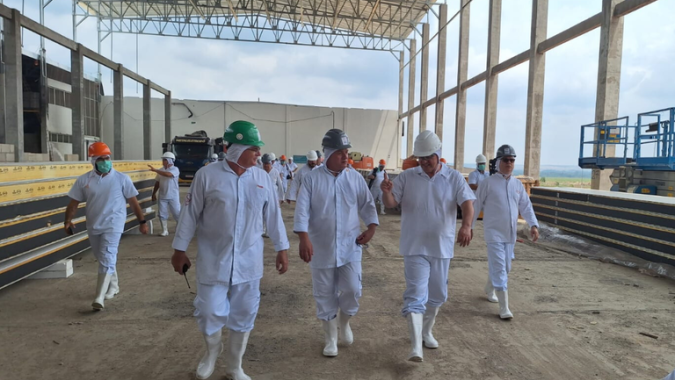 Ministro Carlos Fávaro visita retomada de obras em frigorífico incendiado em Mato Grosso