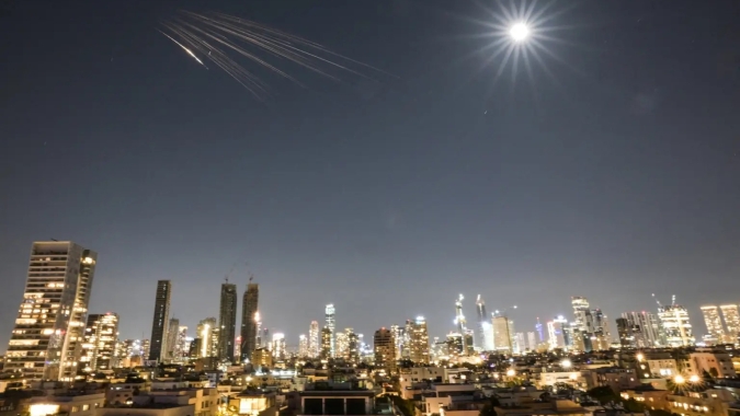 Israel bombardeia Beirute em expansão da guerra; Trump quer participar de escolha de novo líder iraniano