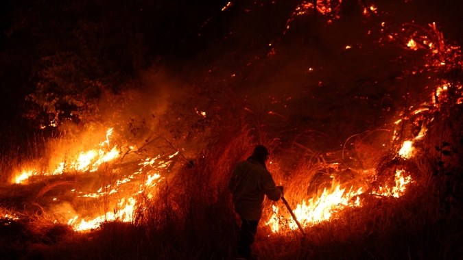 Incêndios florestais no Chile avançam e destroem centenas de casas; Brasil envia ajuda