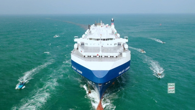 EUA lançam força no Mar Vermelho, navios mudam rota para evitar ataques