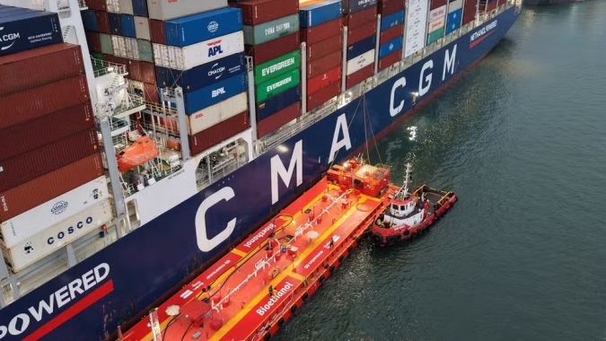 Navio porta-contêineres reabastece com etanol no Brasil pela primeira vez