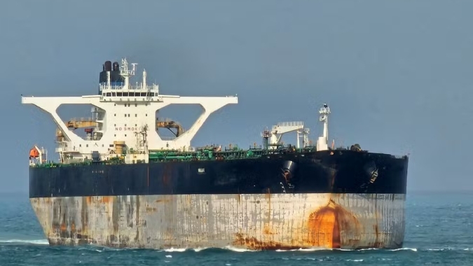 Petroleiro é atingido por projétil não identificado na costa de Omã