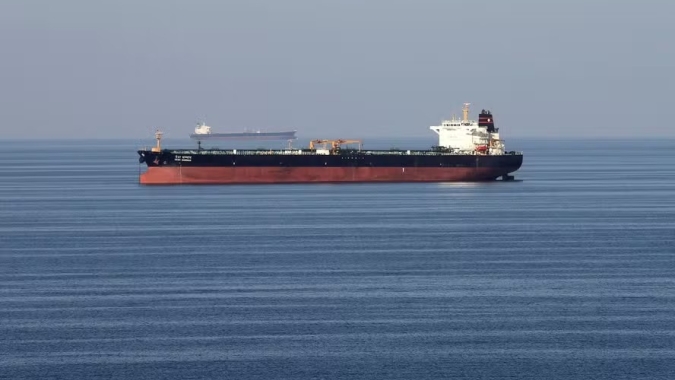 Superpetroleiros sancionados pelos EUA entram no Golfo apesar do bloqueio
