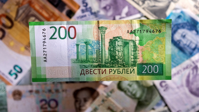 Moeda russa desaba mais de 20% na semana por causa de sanções