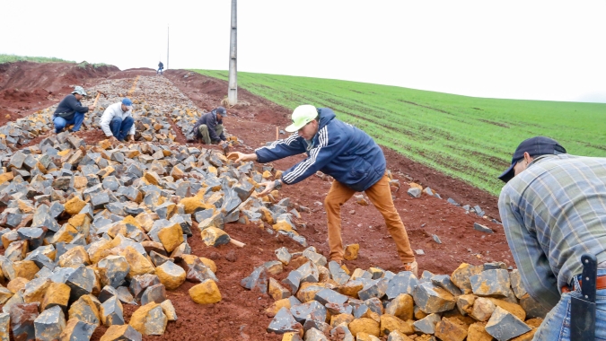 Mil quilômetros de estradas rurais pavimentados beneficiaram 18 mil famílias em 200 municípios no PR