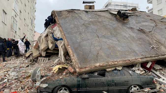 Número de mortos por terremoto em Turquia e Síria passa de 7.800; presidente turco declara emergência