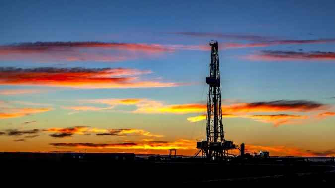 Petróleo estende ganhos da véspera e sobe quase 1% nesta 6ª feira