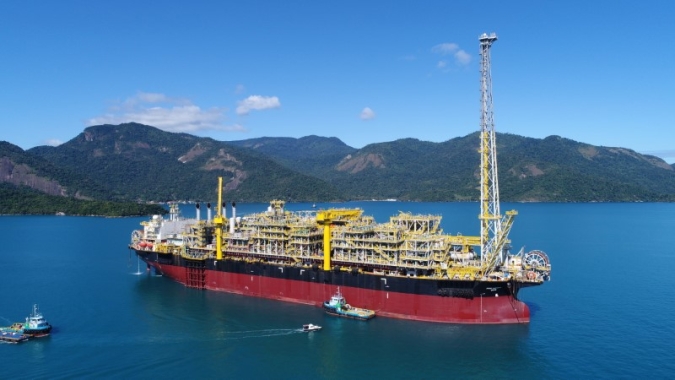 Governo propõe usar arrecadação extraordinária com petróleo para cortar tributos de combustíveis