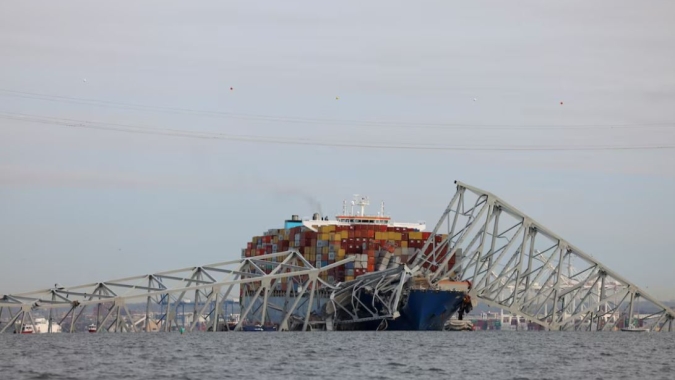 Equipes de resgate buscam desaparecidos após navio derrubar ponte em Baltimore