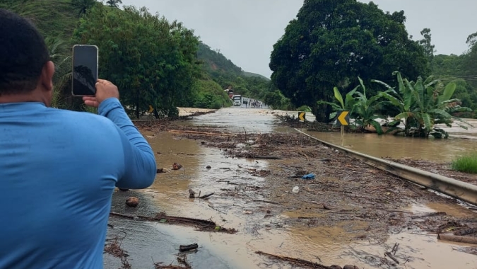 Dois extremos: BA, MG e ES continuam com previsão de muita chuva e Sul do BR com tempo extremamente seco