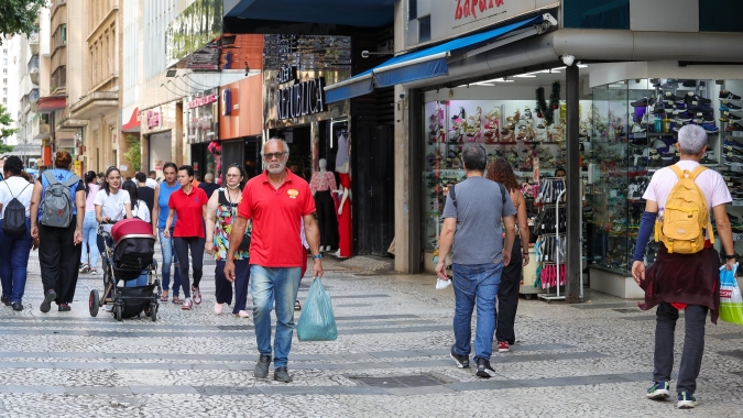 Confiança do consumidor no Brasil cai em julho com piora da percepção sobre o presente, diz FGV