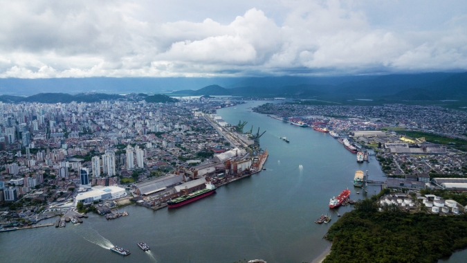 Navegação no porto de Santos volta ao normal após suspensão por vendaval