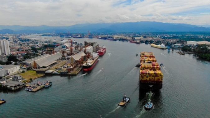 Ventos fortes e condições adversas no mar fecham canal do porto de Santos