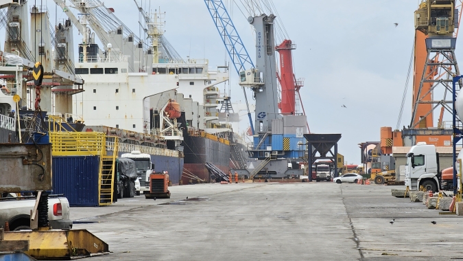 Porto de Rio Grande, no RS, segue funcionando, enquanto Porto Alegre e Pelotas estão com atividades suspensas