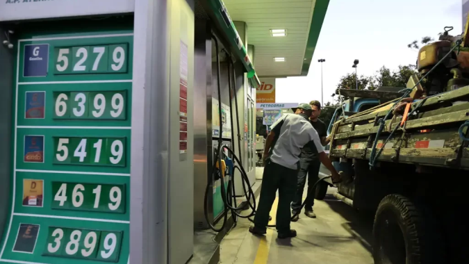 Restrição de diesel já afeta postos de 24 estados do Brasil e cenário nas fazendas é ainda pior, diz consultoria