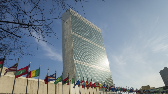 Crise no Irã prejudica ajuda a refugiados com alta dos custos da cadeia de oferta, alerta a ONU