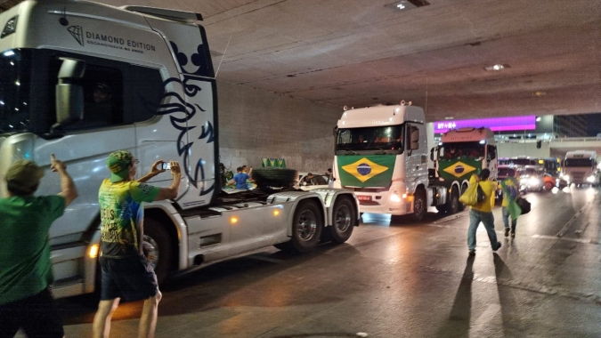 País tem mais de 50 pontos de bloqueio e 170 manifestações de caminhoneiros em rodovias federais, diz PRF