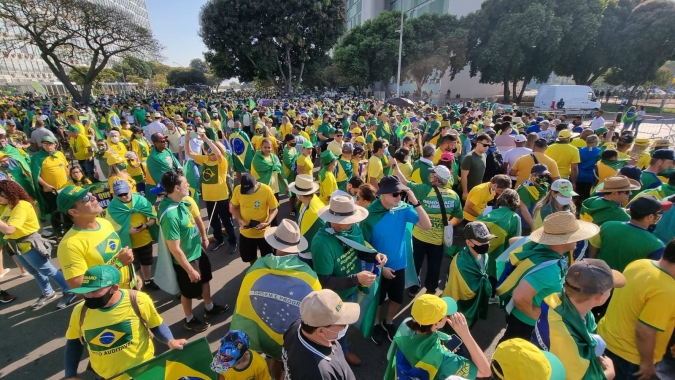 Não admitirei que joguem fora das quatro linhas da Constituição, diz Bolsonaro