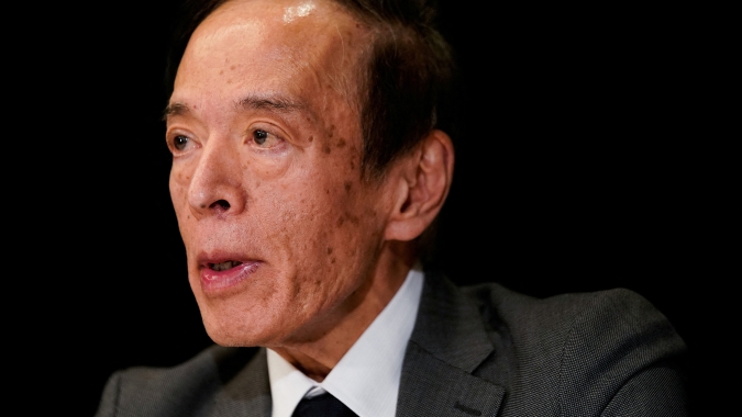 Chefe do BC do Japão quer inflação "bastante forte" antes de ajustar política de controle de rendimento
