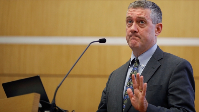 Bullard diz que juros do Fed permanecerão altos por um tempo