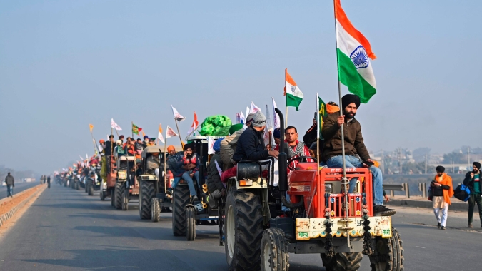 Agricultores indianos em protesto queimam efígies de Modi e outros ministros
