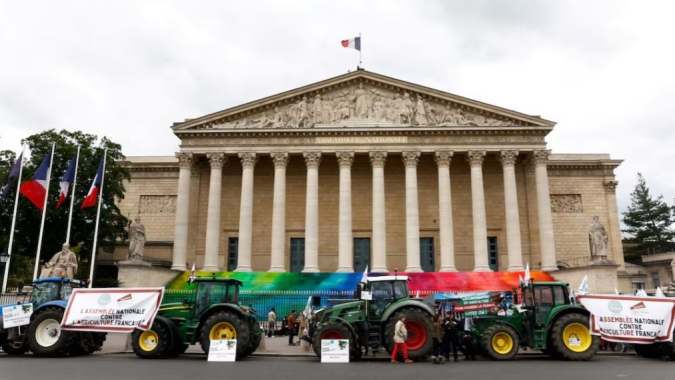 Agricultores franceses levam tratores a Paris para pressionar por regras mais flexíveis
