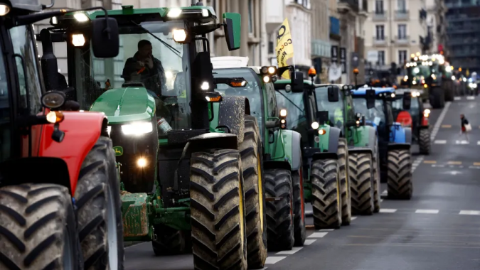 Agricultores bloqueiam acesso ao porto de Bordeaux para elevar pressão sobre governo francês