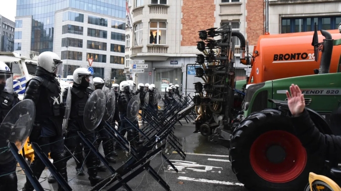 Europa: Zelenskiy coloca em xeque continuidade do corredor de grãos enquanto protestos se intensificam