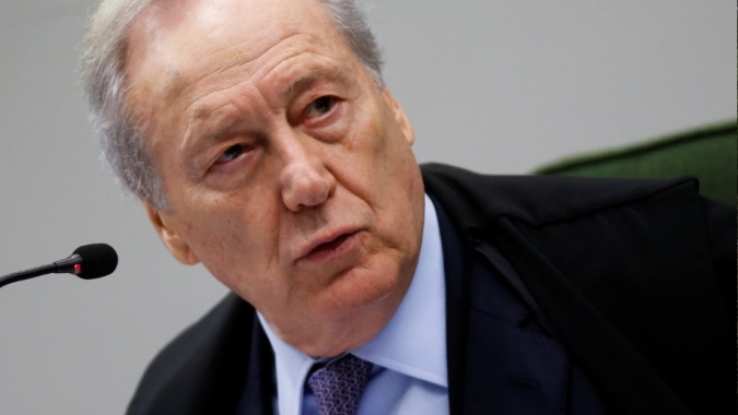 Lula assina decreto que oficializa aposentadoria antecipada de Lewandowski do STF