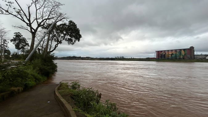 Rio Taquari ultrapassa cota de inundação e acende alerta no RS