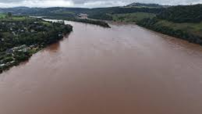Rio Grande do Sul entra em alerta vermelho para inundação do Rio Uruguai; chuva forte deve continuar