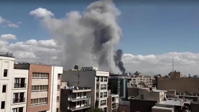 Irã sofre novos ataques após a morte de Khamenei; Trump emite novo alerta