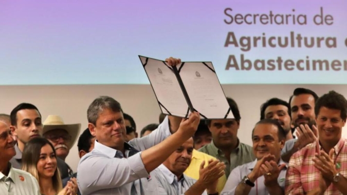 Governo de São Paulo realiza entrega de tratores e títulos de regularização fundiária a produtores rurais na Agrishow