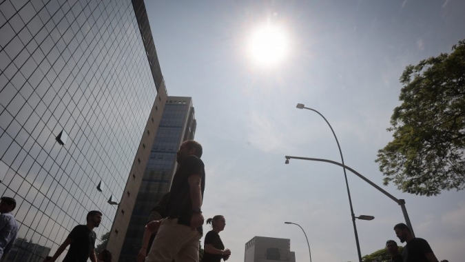 Tempo firme predomina no sudeste, mas frente fria pode trazer chuva ao campo paulista